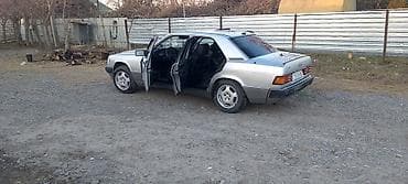 t 25 traktor: Mercedes-Benz 190 (W201): 0.2 l | 1990 il Sedan — 9
