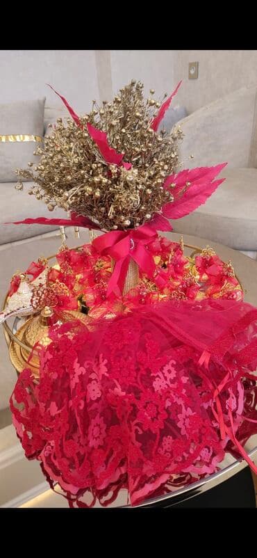 xonc: Qızılı rəngli quru güllərdən və qırmızı bəzək elementlərindən ibarət — 2