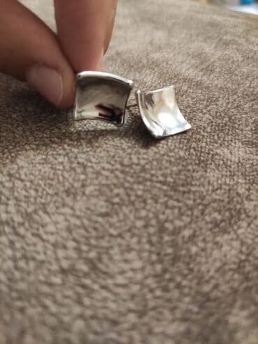 xari bulbul yaxa sancagi: Rəngi gedməyən sırğa — 1