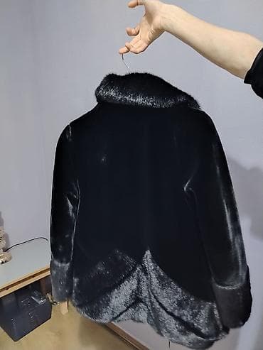 qara maz: Qadın üçün qara rəngli qısa kürk manto - Material: yumşaq parıltılı — 2
