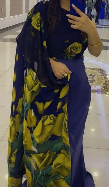 Tünd göy rəng tonlarında, iri sarı gül naxışlı elegant saree dəsti. -