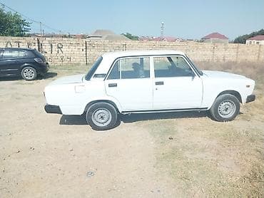 nissan satisi: VAZ 2107, ağ rəng, sedan gövdə. Klassik kvadrat dizayn, xrom ön — 5