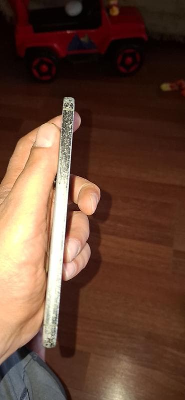 Məhsul: Apple iPhone (modeli dəqiq göstərilmir) Təsvir: - Korpus: Düz
