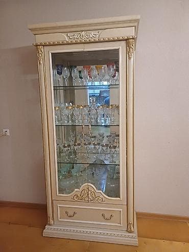 Klassik üslubda qonaq otağı üçün mebel dəsti Tərkib: - Şüşəli vitrin lalafo.az -da Klassik üslubda qonaq otağı üçün mebel dəsti Tərkib: - Şüşəli vitrin