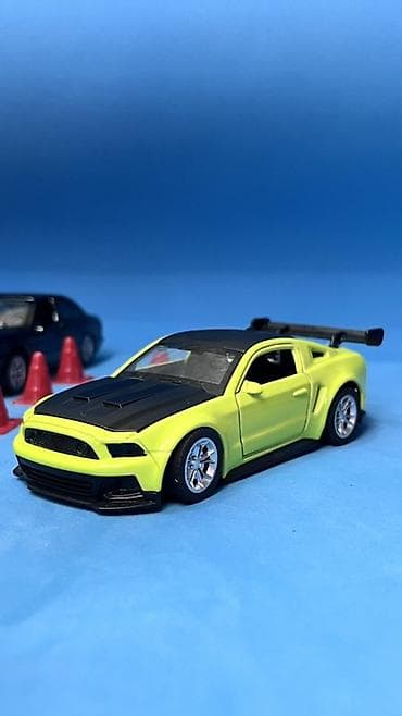 dvd diskler: Sarı-yaşıl rəngdə sport üslublu oyuncaq maşın (model avtomobil) - — 1