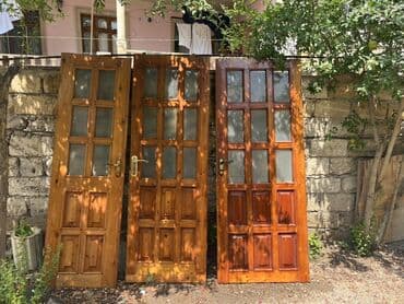 taxta evlər: Şüşəli panelli taxta qapılar, hər biri 12 şüşə panelə malikdir. Bu — 4