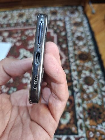 qulaqliq temiri: Məhsul: Smartfon (şüşə arxa və metal çərçivə) Təsvir: - Yanlardan — 2