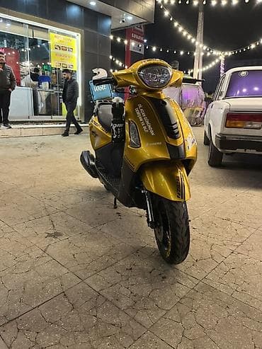 Su nəqliyyatı: 2025 ziq zaq 
- Rəng: qızılı/sarı, qara detallarla — 1