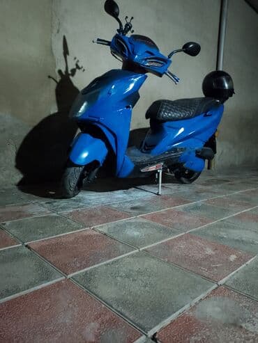 б у титановые диски 15: Mavi rəngdə şəhər tipli skuter/skutər. Xüsusiyyətlər: - Gövdə — 1