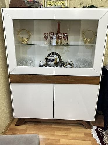 bufet: Saloglunun mebelidir Ağ rəngdə vitrin-dolab - Material: MDF/laminat — 2
