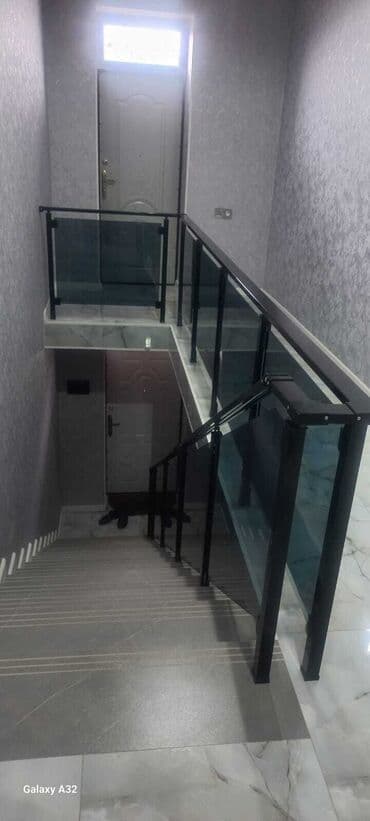 toxunma tutacaqlar: Şüşə və metal elementlərdən ibarət müasir üslubda hazırlanmış pilləkən — 8