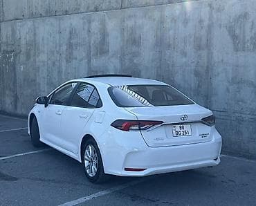 hyundai accent hatchback: Toyota Corolla Hybrid sedan - Rəng: ağ, kuzovda aerodinamik paketli — 4