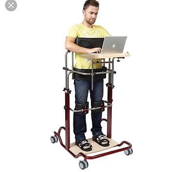 Turniklər və bruslar: Böyüklər və uşaqlar üçün dikləşdirici trenajor (standing frame) - — 1