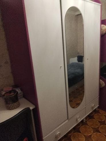 Ağ rəngli üç qapılı paltar şkafı. - Ön hissədə ortada iri oval güzgü — 1