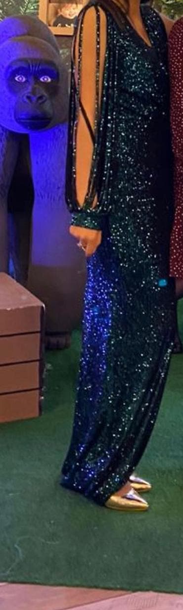 Vecerni uzun biserli platya satilir, cemi 1defe geynilib, cox yaxshi