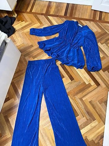 desd paltarlar: Elektrik mavisi rəngdə iki hissəli qadın dəsti: - Üst: Uzunqol, beldən — 3