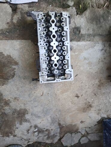 Bu, avtomobil mühərrikinin üst hissəsidir. Mühərrikin silindr blokuna