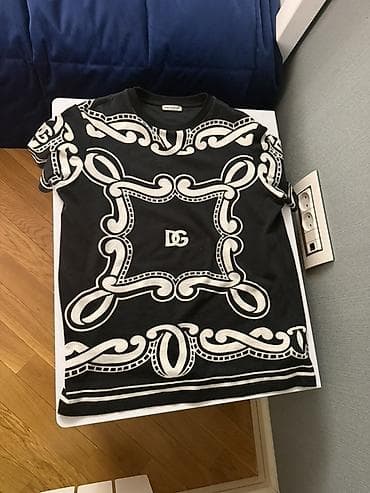 Kişi geyimləri: Origınal 560 azne alınıb.loqosu olan tam print. Dairəvi yaxalı, rahat — 2