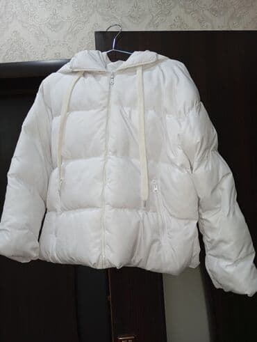 Qadın geyim dəsti – 4 məhsul 1) Ağ şişmə gödəkçə - Kapüşonlu, ön