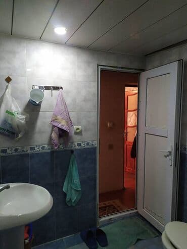 9 ci mikrorayon satilan evler: Bakı, 8-ci kilometr, 1 otaqlı, Köhnə tikili, m. Qara Qarayev, 35 kv. m — 8