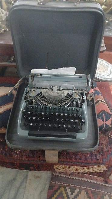 noutbuklar satilir: Satılır: iki ədəd mexaniki yazı maşını (rus kiril klaviaturası ilə) — 1