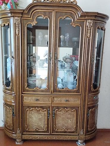 Bufetlər: Klassik üslubda vitrin-bufet - Material: təbii ağac üzərində — 1