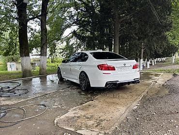 lexus is 250: BMW 5 series: 3 l | 2012 il Sedan — 5