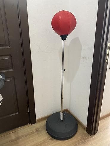 qrusa: Dayaqlı boksa məşq üçün şar (punching ball) bir tək boşdu doldurmaq — 1