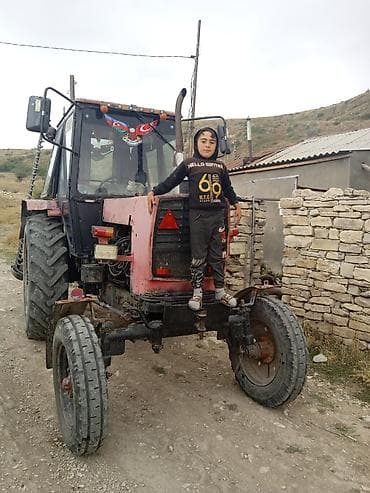 trakt: Kənd təsərrüfatı işləri üçün istifadə olunan qırmızı rəngli traktor — 1