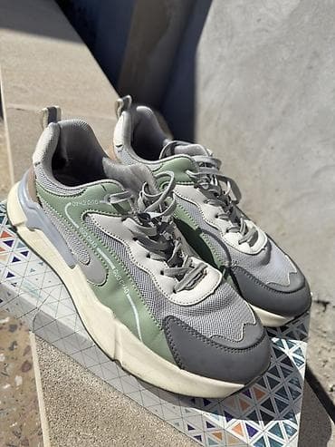 Krasofkalar və idman ayaqqabıları: Unisex idman krossovkaları - Rəng: boz, ağ və açıq yaşıl kombinasiya — 2