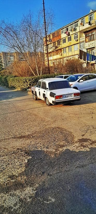jiquli: VAZ 2107 sedan - Kuzov: 4 qapılı sedan, ağ rəng, bəzi panellərdə tünd — 8