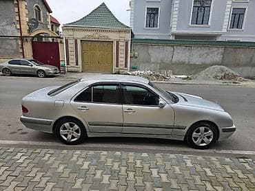 bmw e39 2003: Mercedes-Benz E 220: 2.2 l | 2001 il Sedan — 5