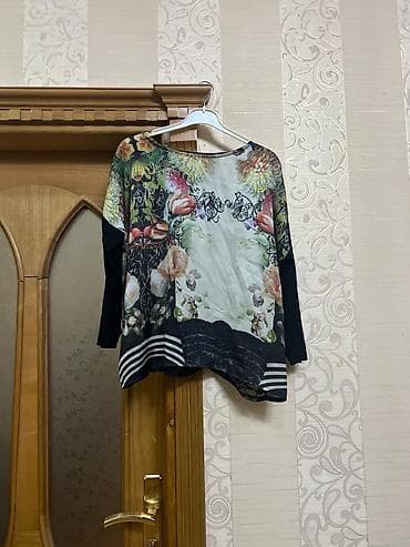 Qadın bluzası - Model: Önü çiçək və naxışlı print, arxa hissəsi tam