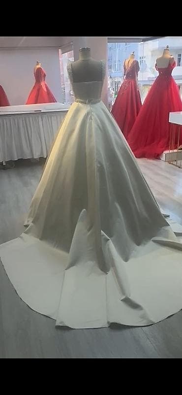 korsa: Gəlinlik – klassik “ball gown” siluetli, atlas parça. - Rəng: İvori/ — 2