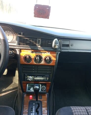 turbo az c class: Mercedes-Benz 190: 2 l | 1993 il Sedan — 9