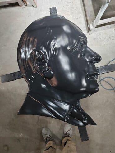 əla şəkillər: Heydər Əliyevin qızılı rəngdə barelyefi olan, qara fonda və çərçivəyə — 2