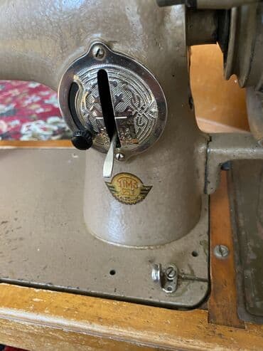 Qedim tikiş masinidi isleyir