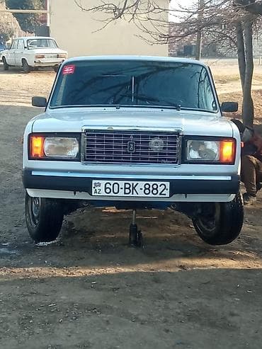 rol satisi: Ağ rəngli klassik LADA sedan. Avtomobilin eksteryerində düzbucaqlı ön — 1