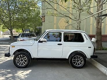 sukan seti: Lada Niva 4x4, ağ rəng, 3 qapılı off-road SUV. Texniki və xarici — 4