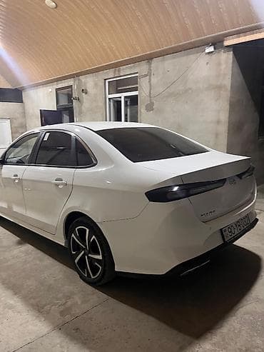 üst baqaj: Salam. Qalmaq və kredit/depozit ilə satılır. Ağ rəngli sedan, modern — 6