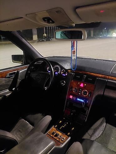 mersedes 190e: Mercedes-Benz E 200: 2 l | 1998 il Sedan — 8