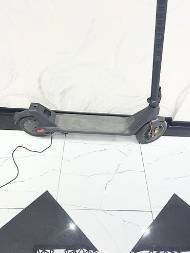 Elektrik skuter - Rəng: qara - Güclü ön motorlu təkər, arxa ayaq