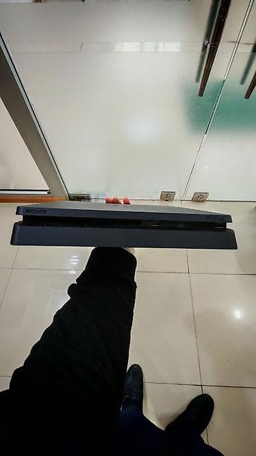 Ps 4 1 tb,ustada olmayıb,iki pultu var sistem son versiyadı,online