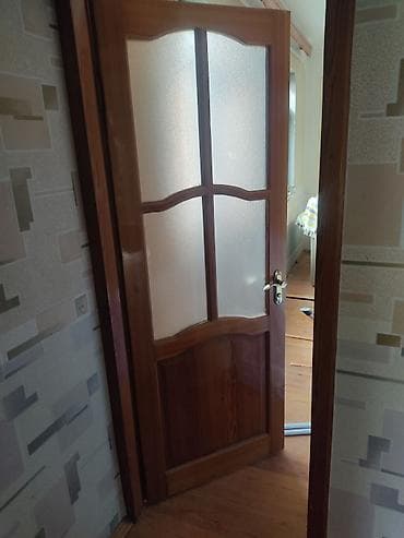 Divar kağızları, oboy: Taxta otaq qapısı – şüşəli model - Material: təbii ağac (açıq qoz — 1