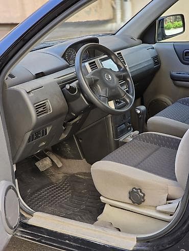 hunda h1: Nissan X-Trail, qara rəng, şəhər və yolsuzluq üçün rahat — 7