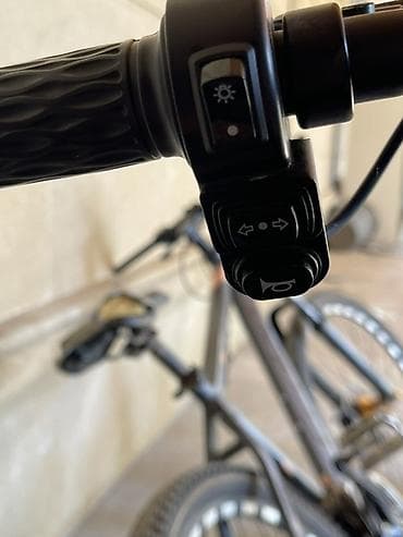 moto m50n: Elektrik skuter – qara rəng, şəhər daxili rahat gediş üçün. Texniki — 5
