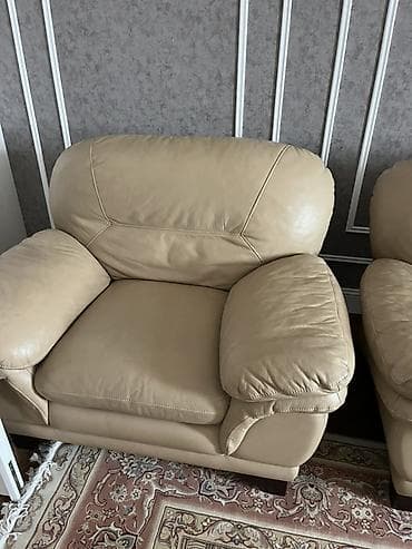 klassik divanlar: Məhsul: Bej rəngli dəri yumşaq mebel dəsti Tərkib: - 1 ədəd 3-yerlik — 1