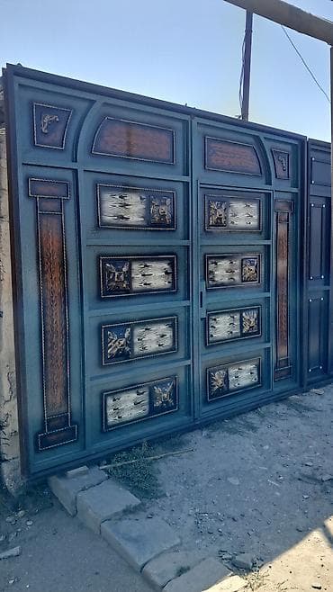 Dekorativ metal darvaza - Material: qalın metal konstruksiya, zolaqlı