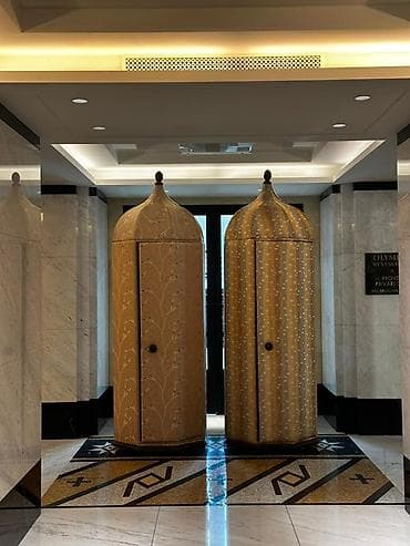 şıfoner: Два высоких шкафа для одежды — обивка снаружи и внутри из ткани — 2