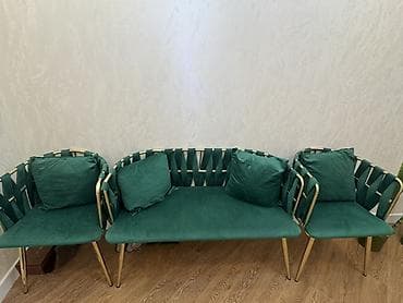 kafe divani: Yaşıl məxməri yumşaq oturacaq dəsti – 1 üçlü skamya + 2 tək oturacaq — 2